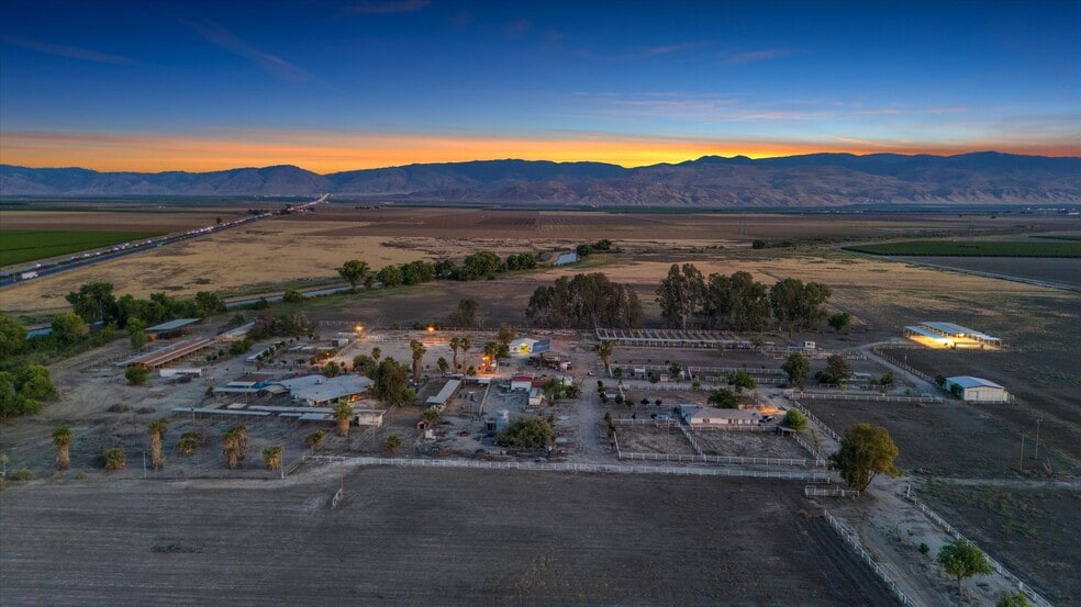 8661 Herring Rd, Bakersfield, CA à vendre - Photo du bâtiment - Image 3 de 102