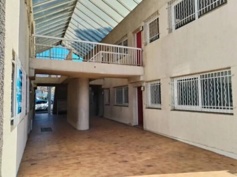 Office in Vitrolles for lease - Lobby - Image 3 of 14