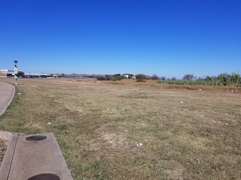 9750 Legacy Dr, Fort Worth, TX à vendre - Photo du bâtiment - Image 2 de 5