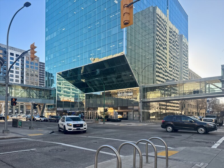 330 St Mary Ave, Winnipeg, MB for lease - Building Photo - Image 2 of 17