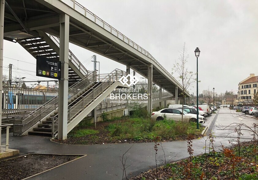 Retail in Pontoise for lease - Building Photo - Image 3 of 10