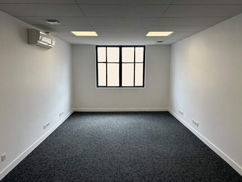 Office in Le Bouscat for lease - Building Photo - Image 3 of 9