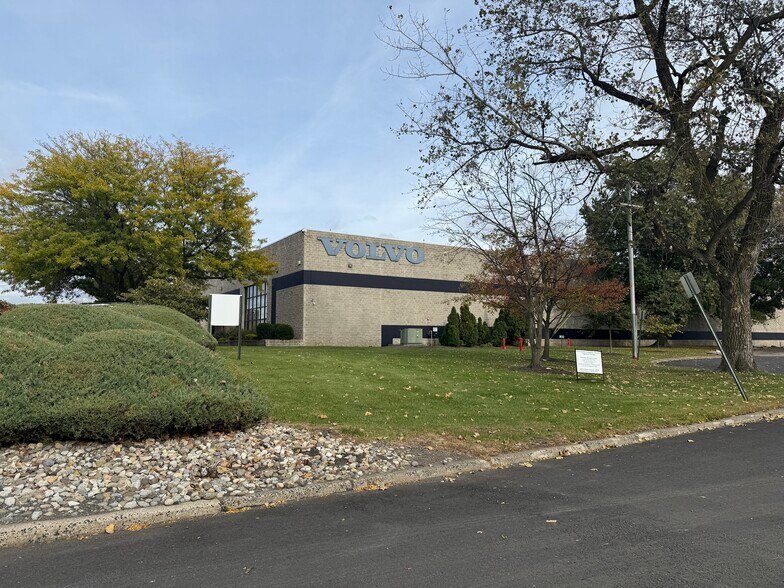 300 Howmedica Way, Rutherford, NJ for lease - Building Photo - Image 2 of 5