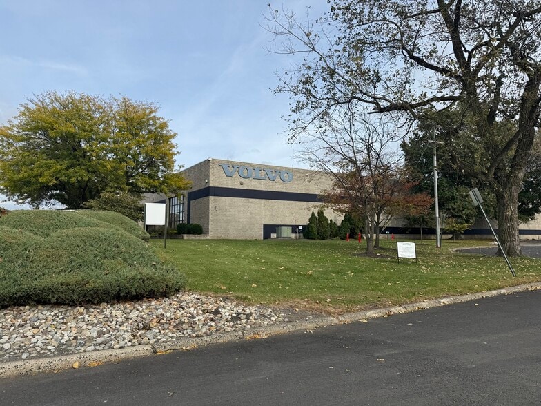 300 Howmedica Way, Rutherford, NJ à louer - Photo du bâtiment - Image 2 de 5