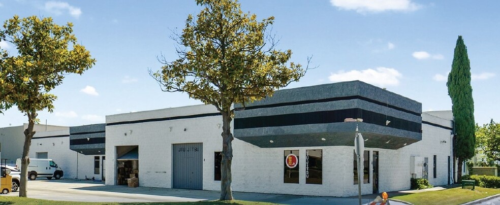 5482 Business Dr, Huntington Beach, CA for lease - Building Photo - Image 1 of 11