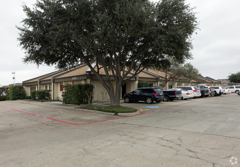 929 W Pioneer Pky, Grand Prairie, TX for lease - Primary Photo - Image 1 of 3