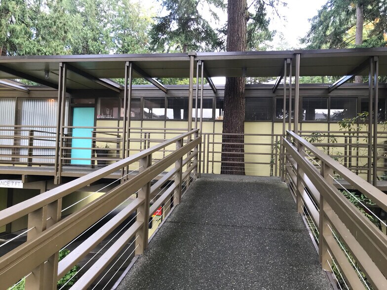 18532 Firlands Way N, Shoreline, WA à louer - Photo du bâtiment - Image 2 de 4