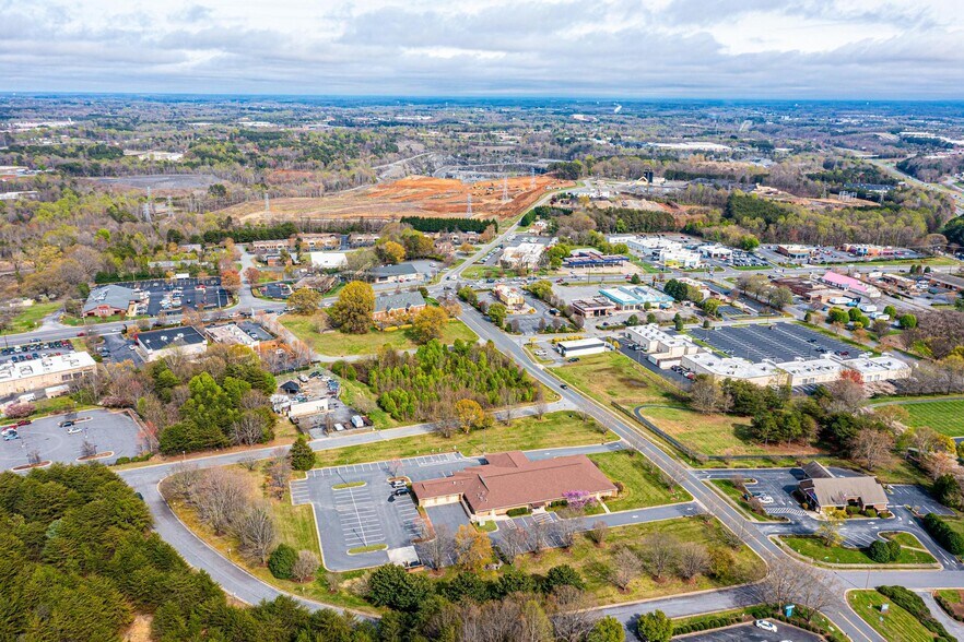 1043 11th Blvd SE ave, Hickory, NC for sale - Building Photo - Image 2 of 20