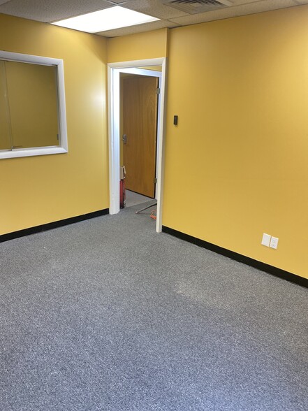 516-518 S Camp Meade Rd, Linthicum Heights, MD for lease - Building Photo - Image 3 of 5