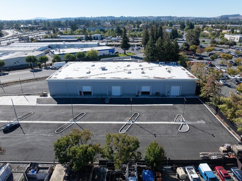 5801 Redwood Dr, Rohnert Park, CA à louer - Photo du bâtiment - Image 3 de 9