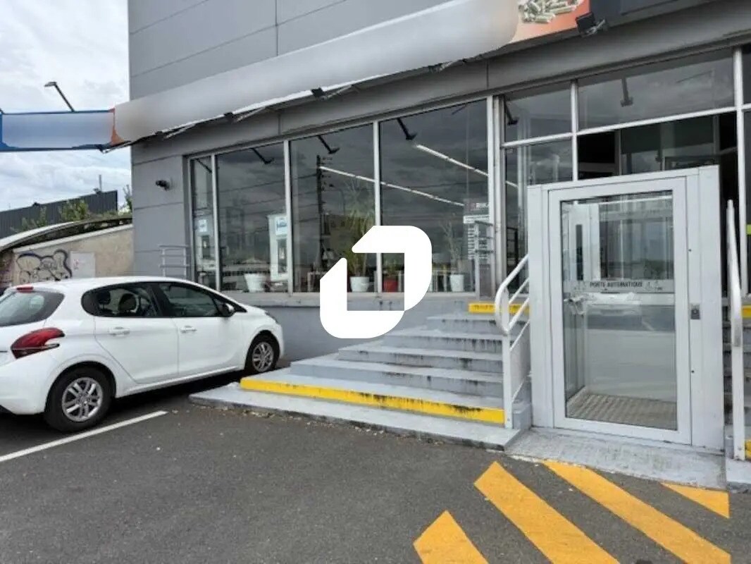 Retail in Pierrelaye for lease Building Photo- Image 1 of 10