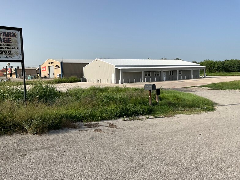 322 N Sunset Strip St, Kenedy, TX à vendre - Photo du bâtiment - Image 3 de 3
