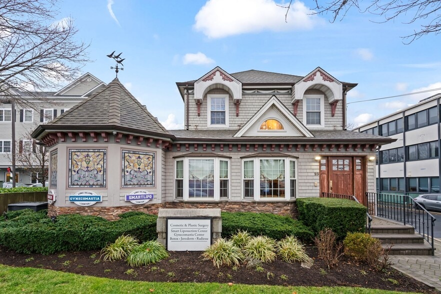 29 Green St, Huntington, NY for sale - Building Photo - Image 1 of 38