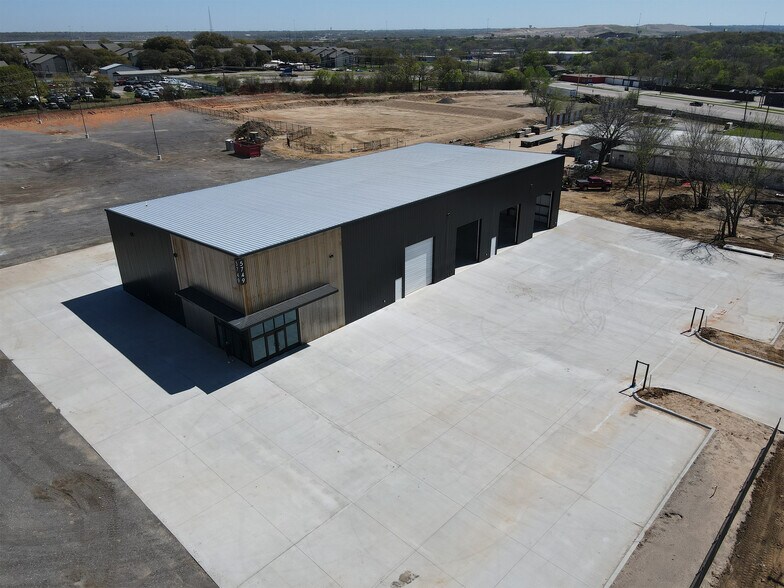 5749 Parker Henderson Rd, Fort Worth, TX à vendre - Photo du bâtiment - Image 2 de 8