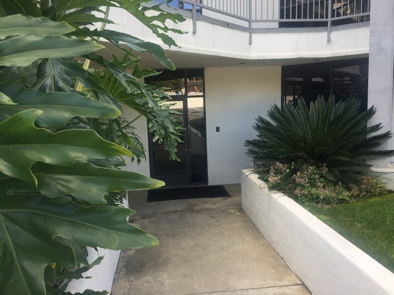 1365 W Vista Way, Vista, CA à louer - Photo du bâtiment - Image 2 de 4