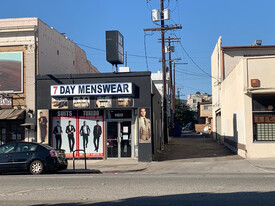 Retail Building Along Santa Monica Blvd. - Parc de stationnement couvert