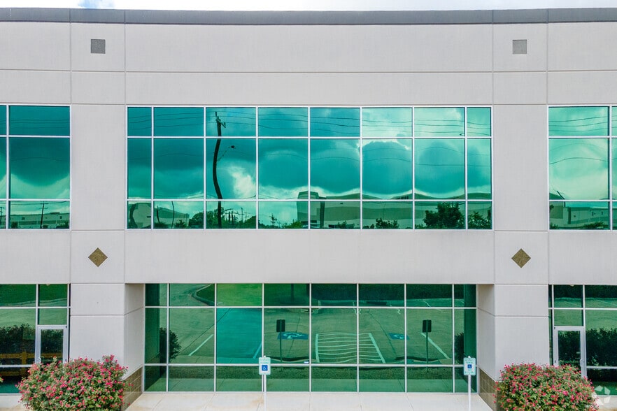 4990 Eisenhauer Rd, San Antonio, TX for lease - Building Photo - Image 2 of 4