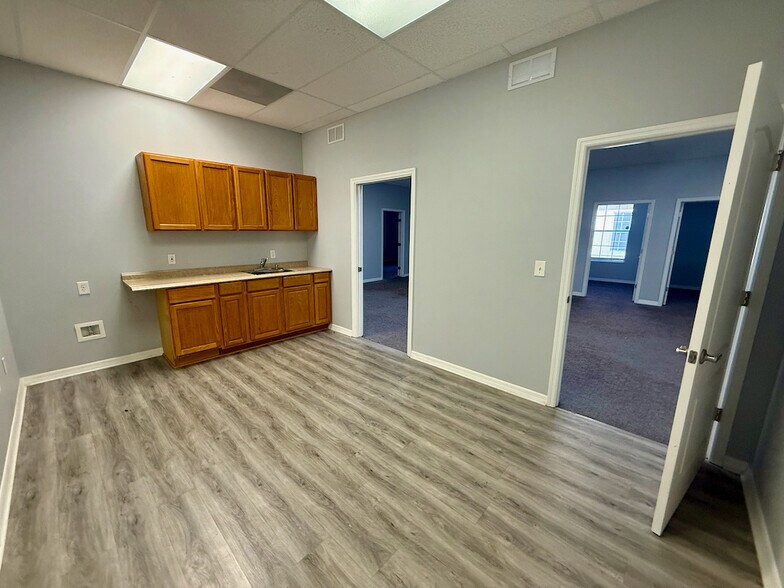 1038-1040 E Brandon Blvd, Brandon, FL à louer - Photo du bâtiment - Image 2 de 12