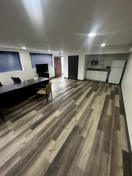 4131 W Oquendo Rd, Las Vegas, NV for sale - Interior Photo - Image 3 of 7