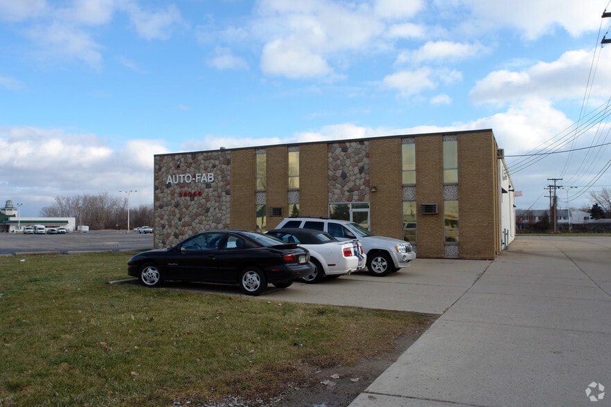 34066 Groesbeck Hwy, Clinton Township, MI for sale - Primary Photo - Image 1 of 3