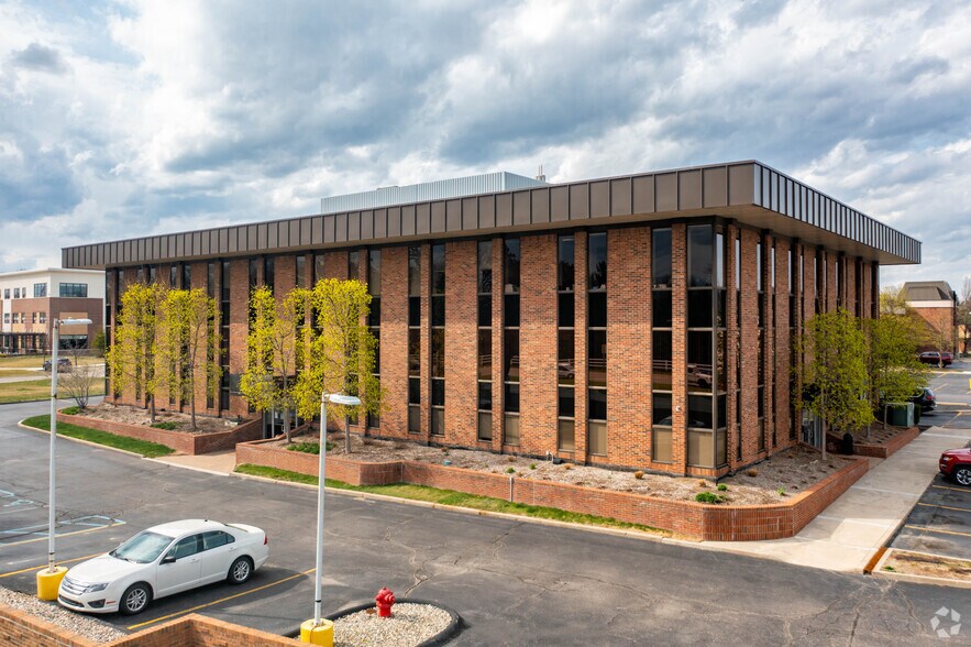 10 W Square Lake Rd, Bloomfield Hills, MI à louer - Photo du bâtiment - Image 1 de 4