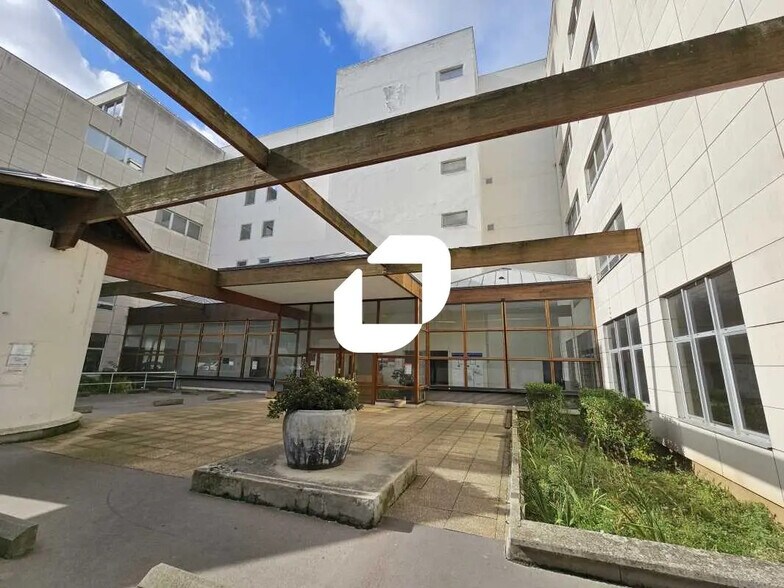 Bureau dans Garges-lès-Gonesse à louer - Photo du bâtiment - Image 2 de 38