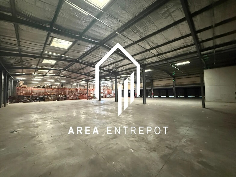 Industrial in Aix-en-Provence for lease - Interior Photo - Image 2 of 9
