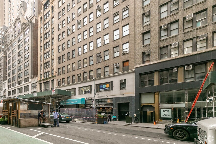 246 W 38th St, New York, NY à louer - Photo du bâtiment - Image 2 de 5