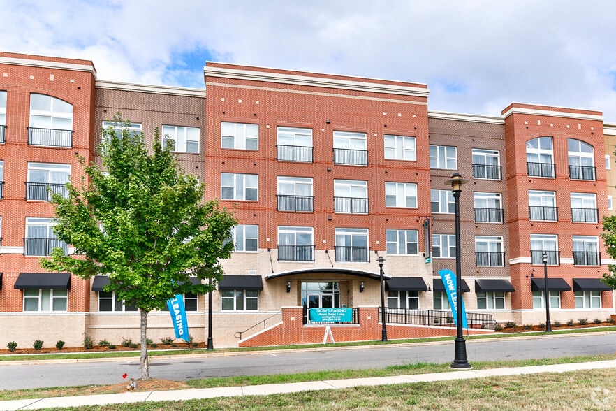 9336 Kings Parade Blvd, Charlotte, NC à louer - Photo du bâtiment - Image 2 de 47