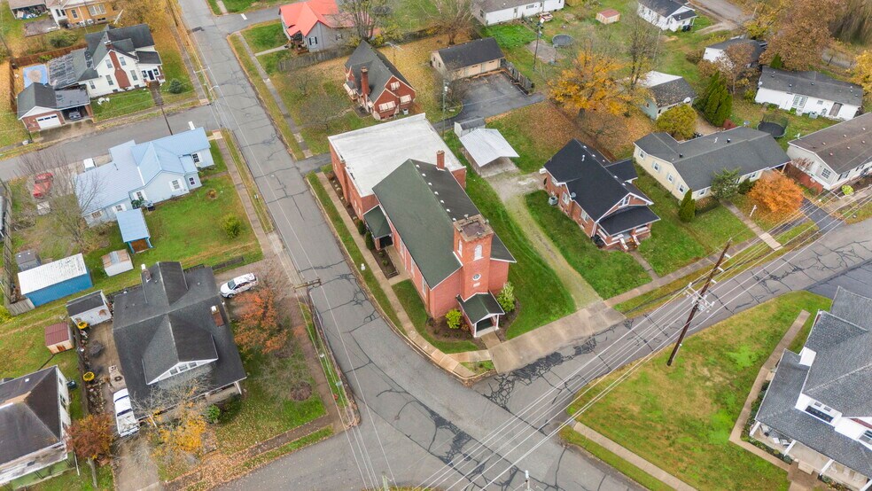 102 N Kattman Ave, Crothersville, IN à vendre - Photo du bâtiment - Image 2 de 38