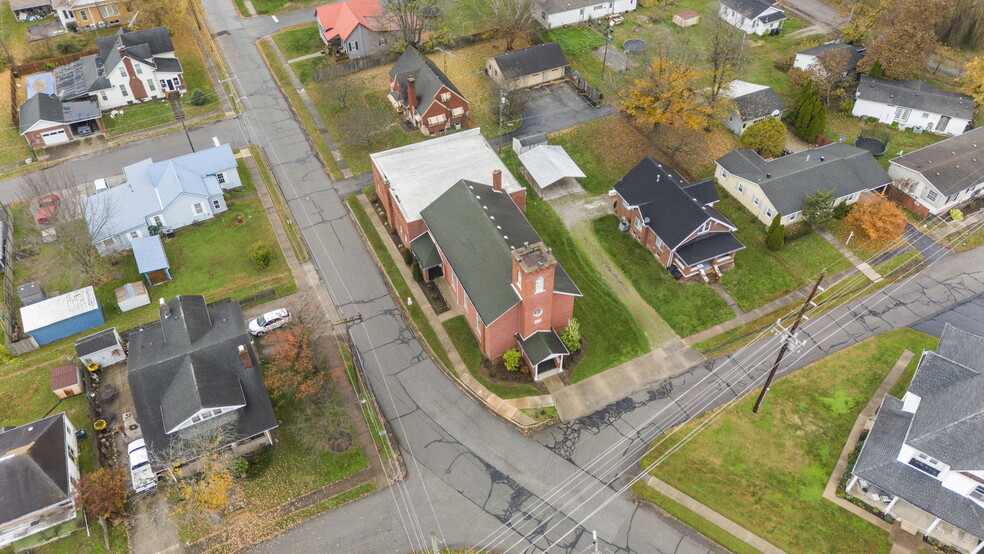 102 N Kattman Ave, Crothersville, IN à vendre - Photo du bâtiment - Image 2 de 38