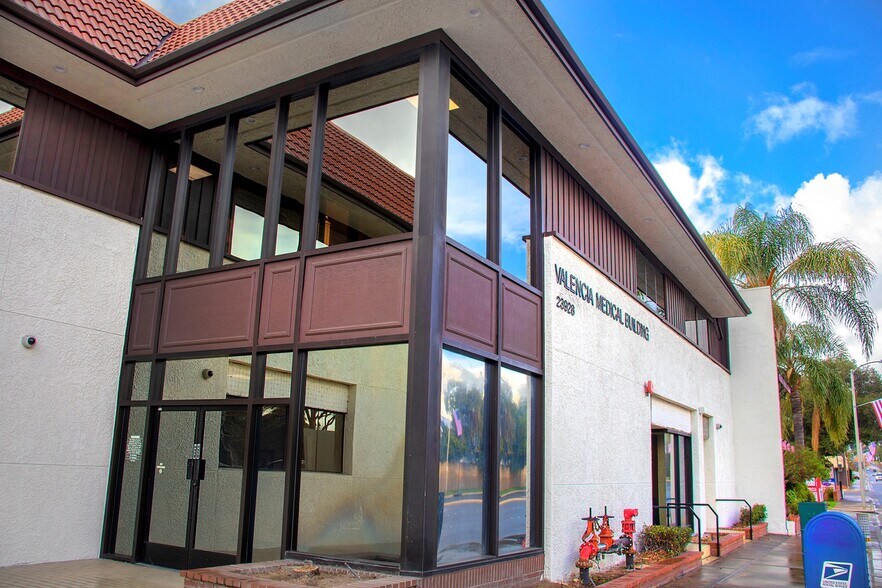 23928 Lyons Ave, Santa Clarita, CA à louer - Photo du bâtiment - Image 2 de 9