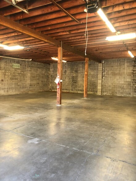 290 Young St, Woodburn, OR à louer - Photo du bâtiment - Image 3 de 5