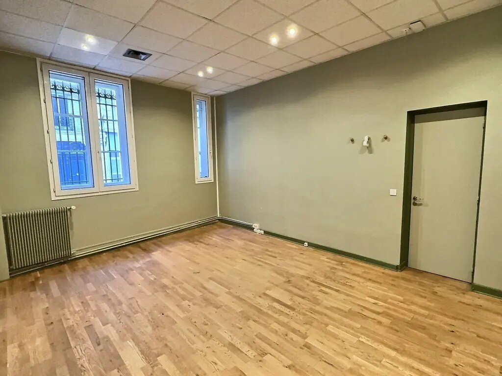 Office in Paris for lease Interior Photo- Image 1 of 7