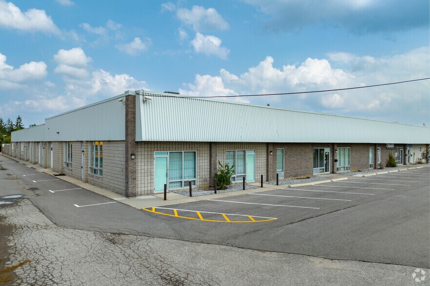 475 Edward Ave, Richmond Hill, ON à louer - Photo du bâtiment - Image 2 de 5