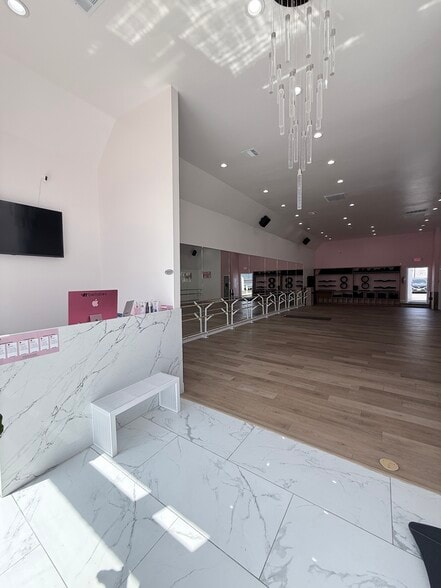 1257-1261 N La Brea Ave, Los Angeles, CA for lease - Building Photo - Image 3 of 11