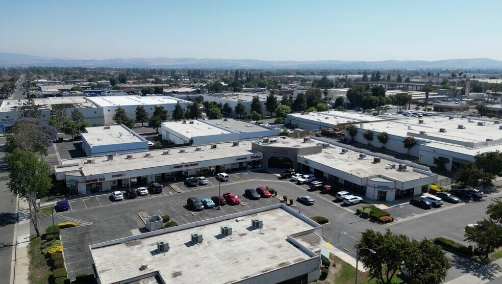 5461-5495 Holt Blvd, Montclair, CA à louer - Photo du bâtiment - Image 3 de 12