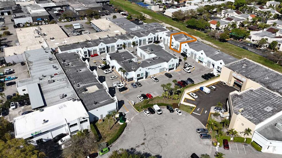 7039-7051 SW 47th St, Miami, FL à vendre - Photo du bâtiment - Image 1 de 3