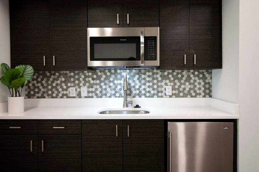 225 SW 7th Ter, Gainesville, FL for lease - Interior Photo - Image 3 of 17