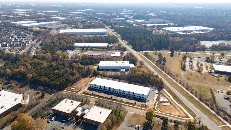 11101 Park Charlotte Blvd, Charlotte, NC for lease - Building Photo - Image 2 of 8