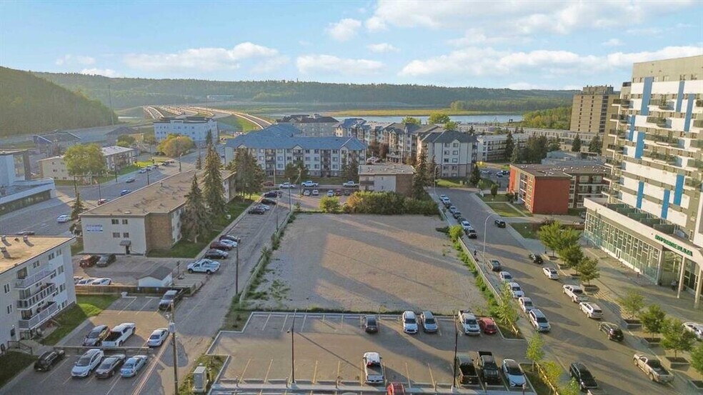 10013-10119 Manning ave, Fort McMurray, AB à vendre - Photo du bâtiment - Image 3 de 9