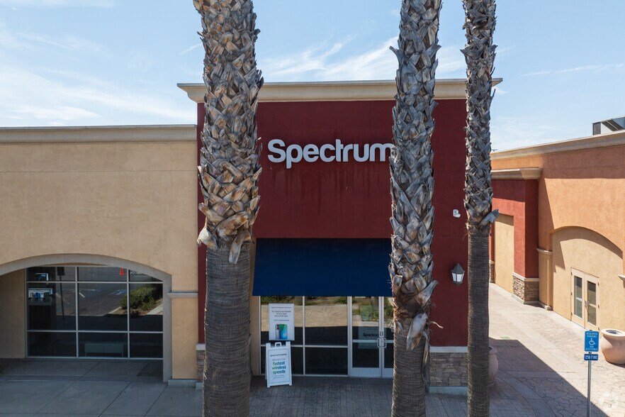 1092 E Hospitality Ln, San Bernardino, CA à louer - Photo du bâtiment - Image 2 de 10