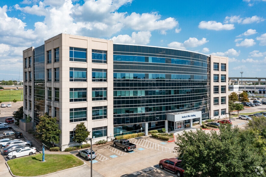 1140 Business Center Dr, Houston, TX for lease - Building Photo - Image 1 of 7