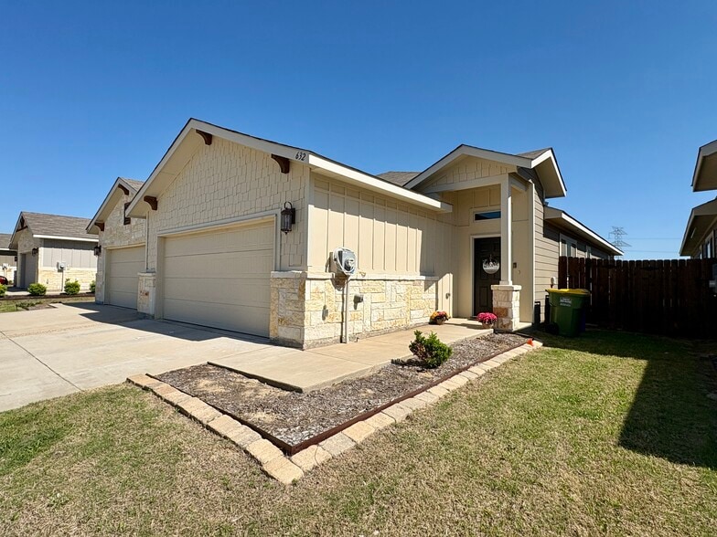 632 Harvest Moon Dr, Venus, TX for sale - Building Photo - Image 3 of 16