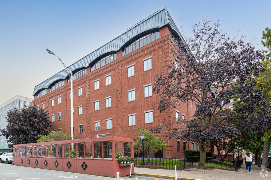 5 Marine View Plz, Hoboken, NJ à louer - Photo du bâtiment - Image 2 de 4
