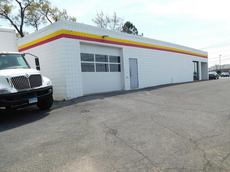 592 Elm St, Windsor Locks, CT for sale - Building Photo - Image 2 of 12