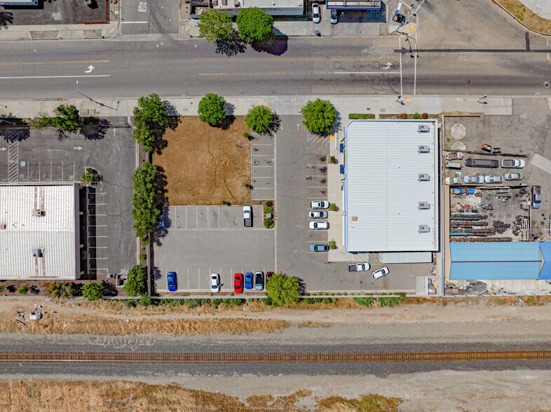 509 S Gateway Dr, Madera, CA à vendre - Photo du bâtiment - Image 2 de 6