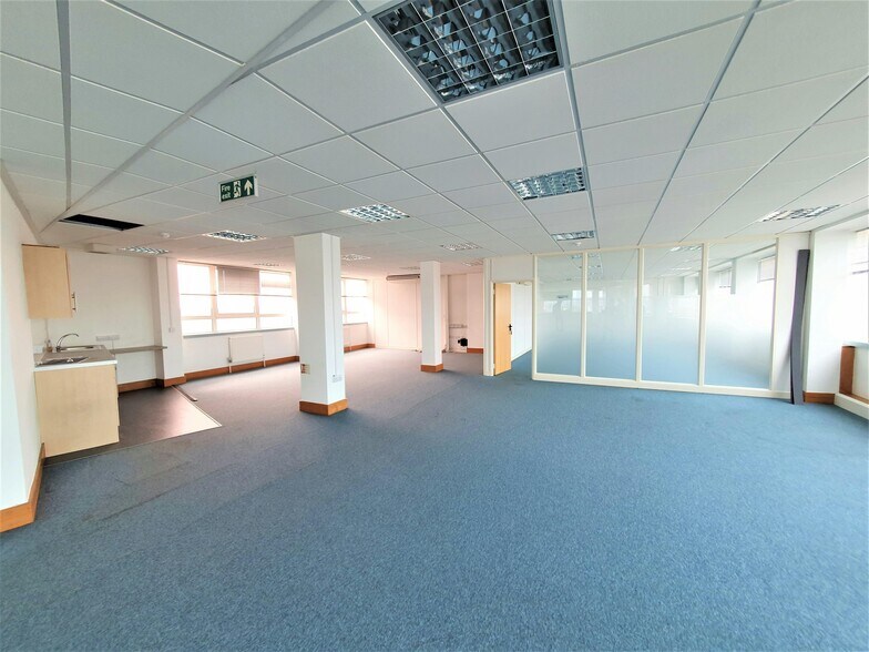 701 Chester Rd, Manchester à louer - Photo du bâtiment - Image 2 de 7