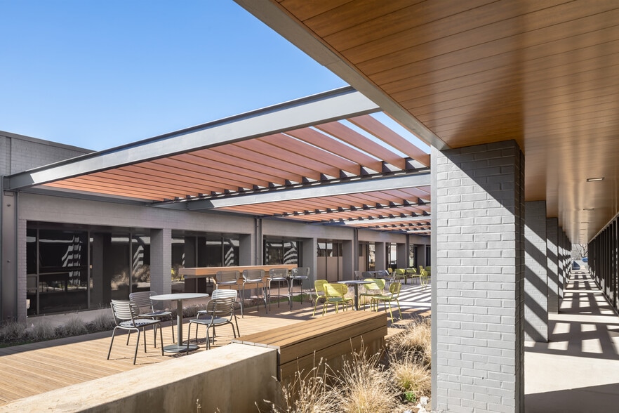 5311 77 Center Dr, Charlotte, NC for lease - Building Photo - Image 3 of 7