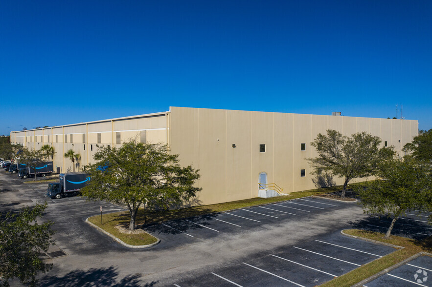 9799 International Ct N, Saint Petersburg, FL for lease - Building Photo - Image 1 of 9